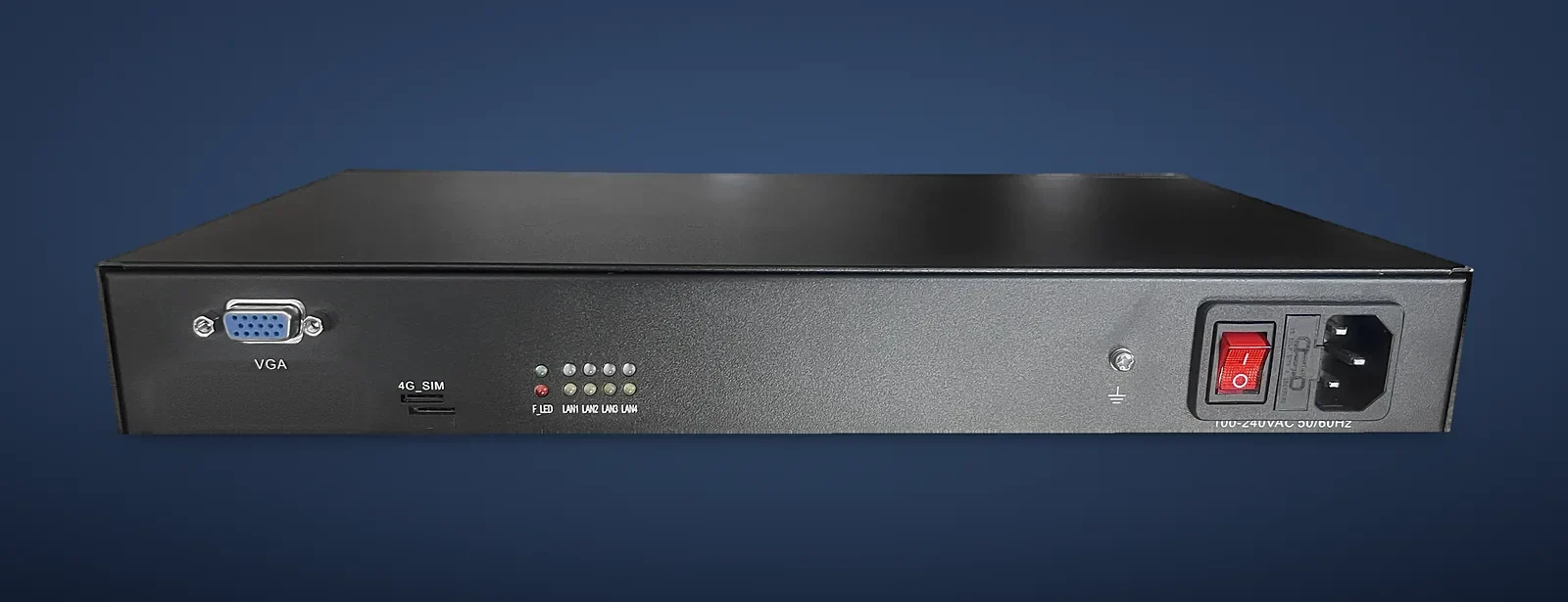 Photo réelle de la face arrière de la box IA-N sur fond neutre : sortie VGA, emplacement SIM, voyants F_LED et LAN1 à LAN4, borne de terre, interrupteur et prise secteur.