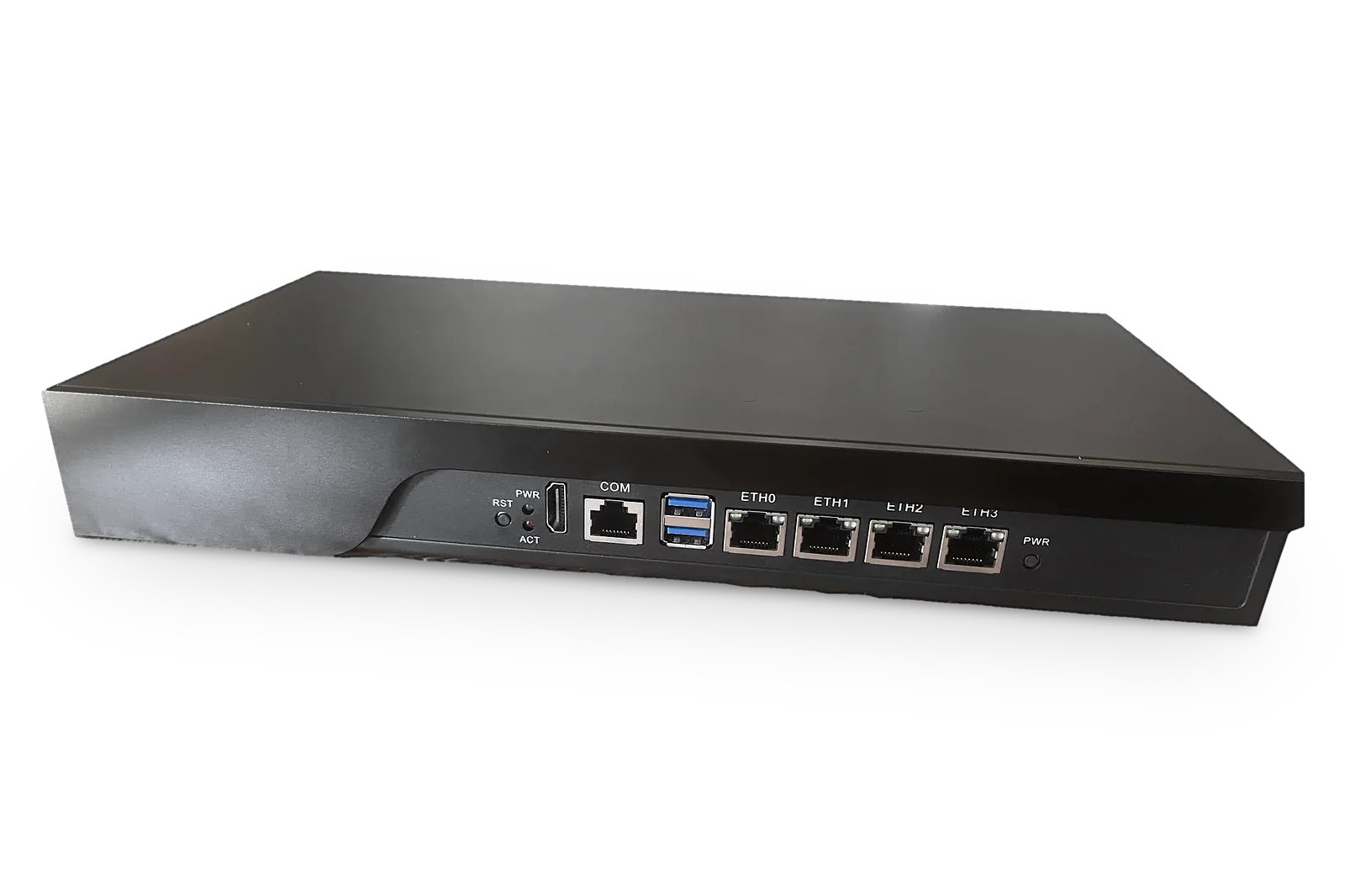 Photo réelle de la box IA-N au format 13 pouces, vue de trois quarts avant : boîtier noir, façade avec HDMI, port console, deux ports USB et quatre ports réseau RJ45