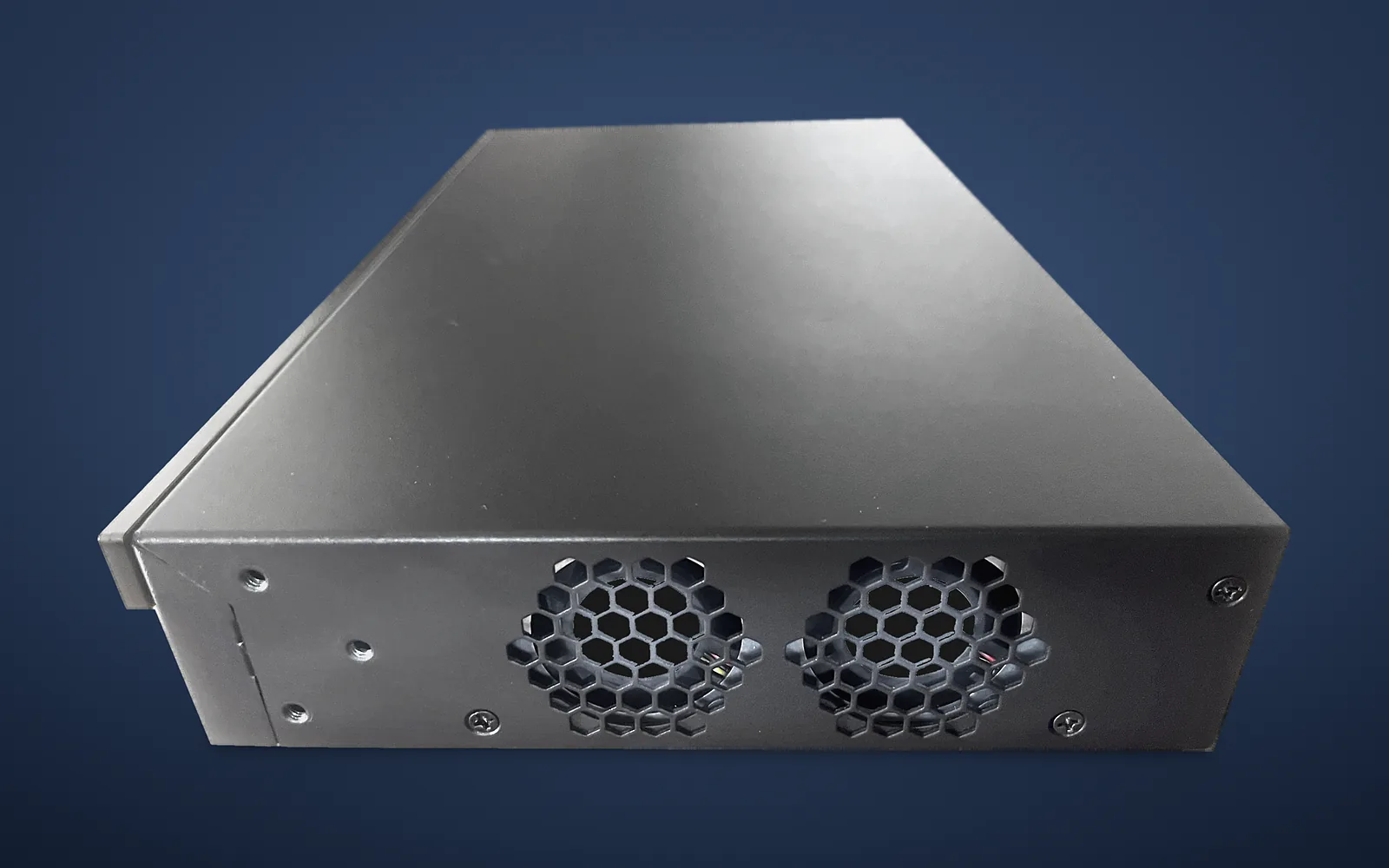 Photo réelle du flanc de la box IA-N sur fond neutre : deux ventilateurs derrière une grille en nid d'abeille.