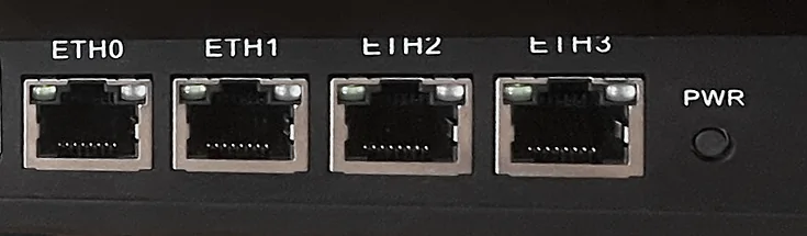 Gros plan réel sur les quatre ports réseau RJ45 ETH0 à ETH3 et le bouton marche de la box IA-N.